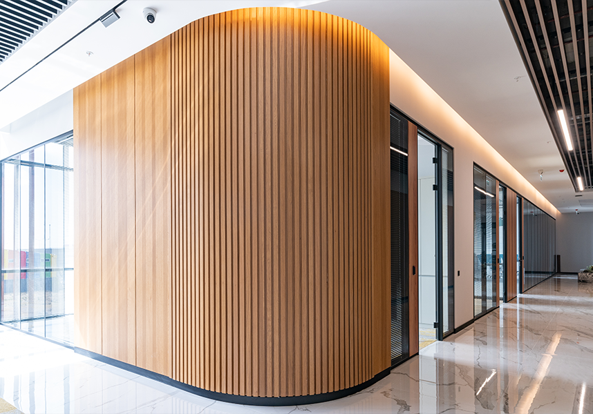 The Warm Touch of Wood in Offices: Partition Walls and Furniture Harmony with Alnowall